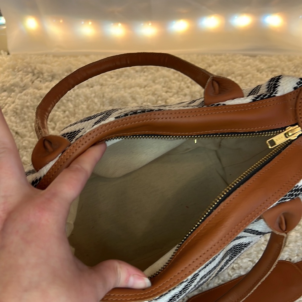 Euc! Black And White Chevron Pattern Fall Hobo Ba… - image 3